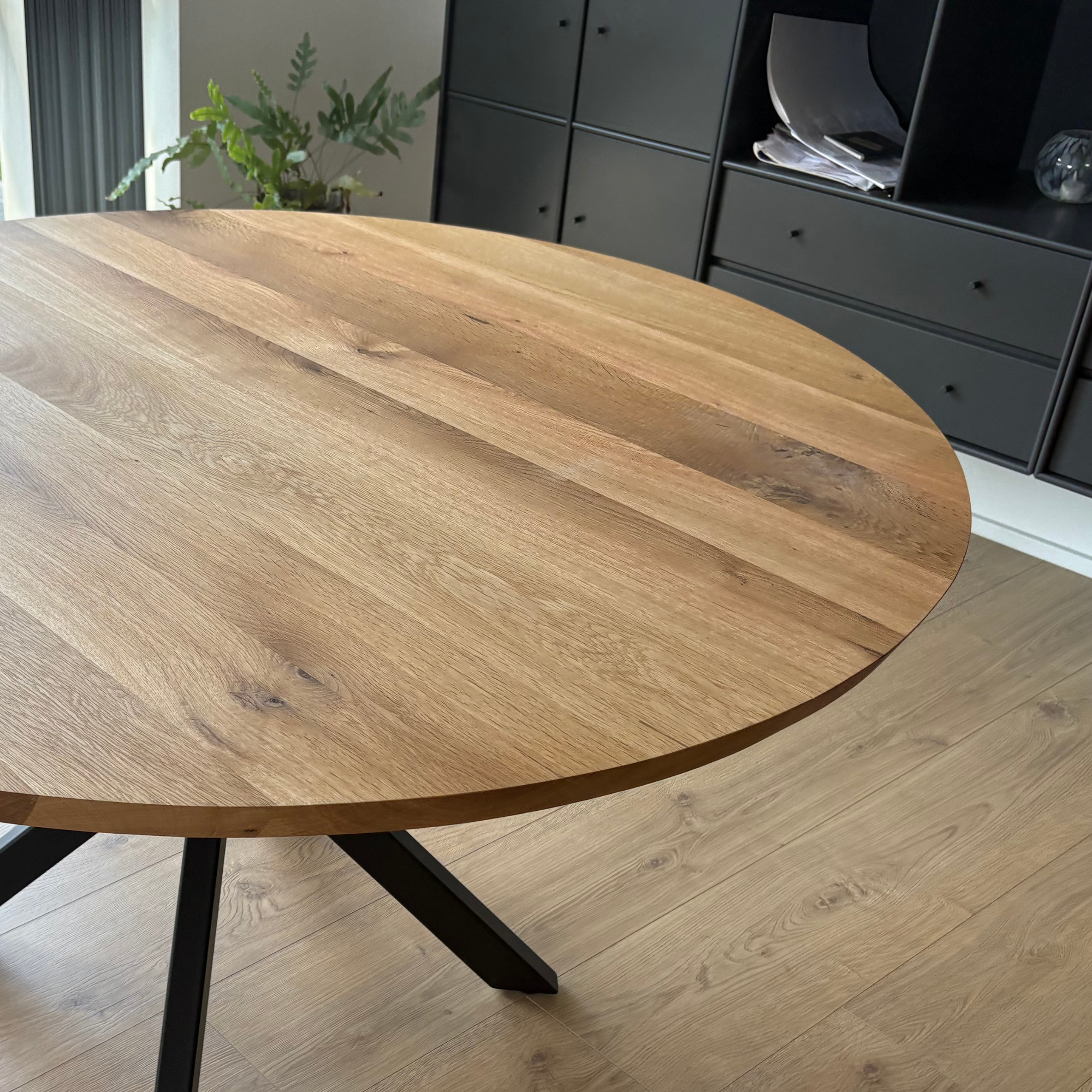 Rundt plankebord m. metal sokkelfod + (0-2 tillægsplader)