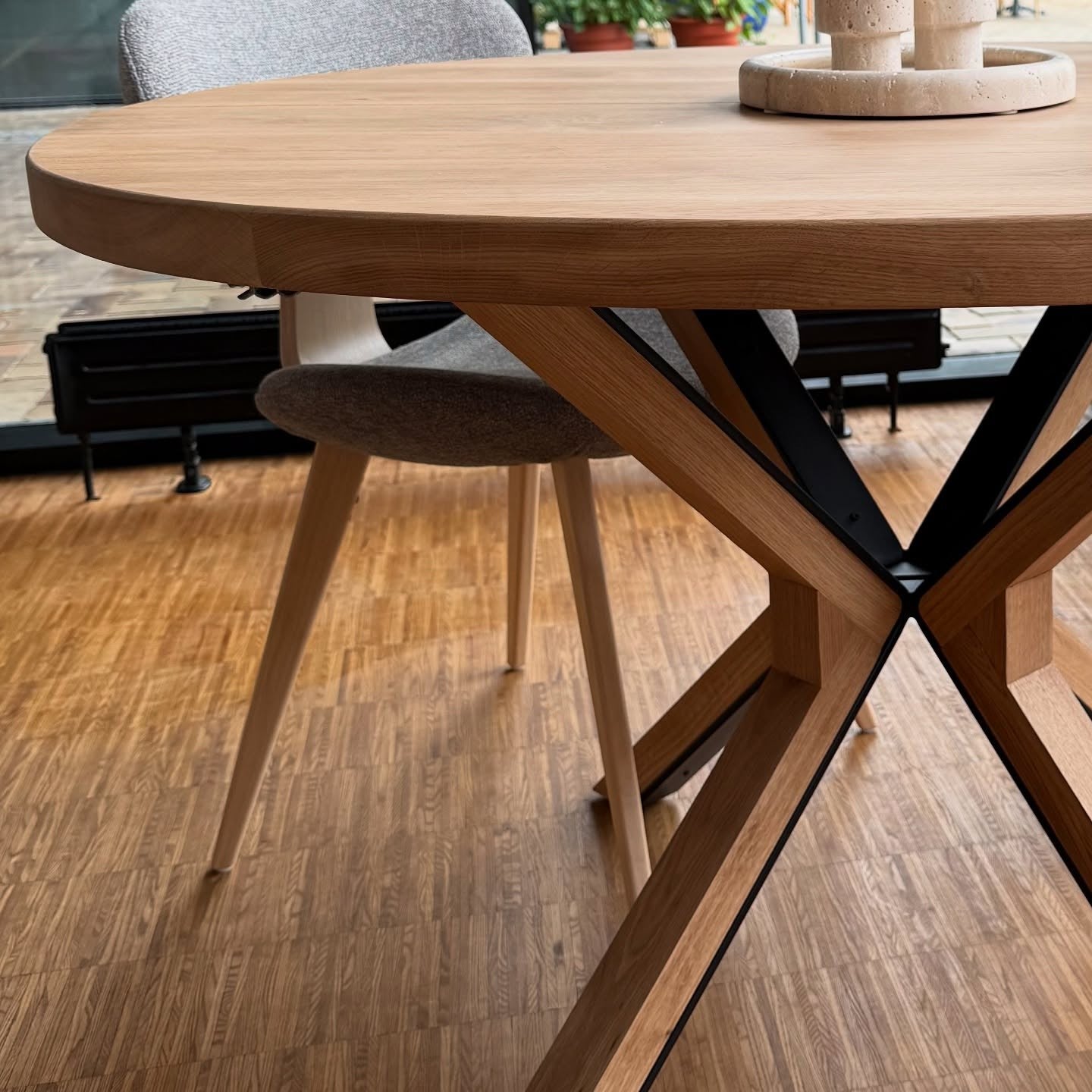 Rundt plankebord m. metal sokkelfod + (0-2 tillægsplader)