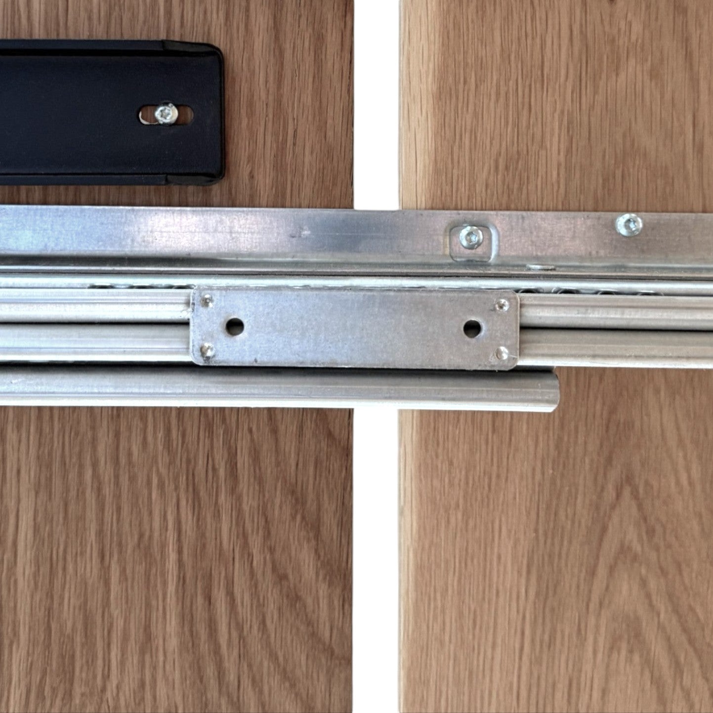 Rundt plankebord m. metal sokkelfod + (0-2 tillægsplader)